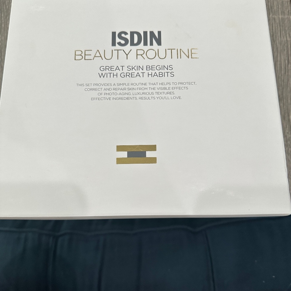 isdin beauty deluxe sample set
